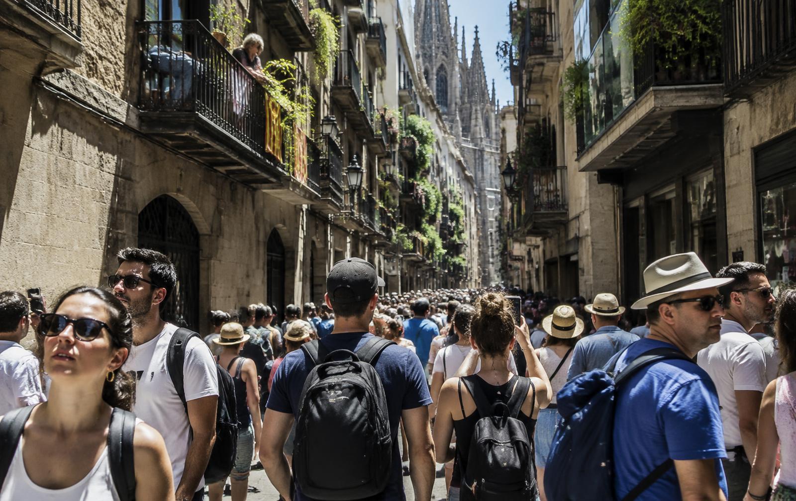 Calle estrecha del casco antiguo abarrotada de turistas en verano